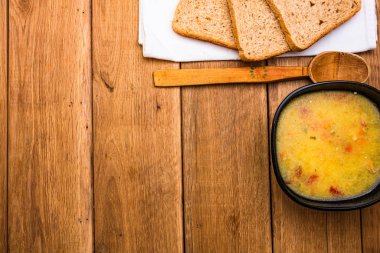 Ekşi kremalı tavuk çorbası, beyaz peçetede kepekli tost.