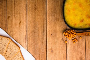 Ekşi kremalı tavuk çorbası, beyaz peçetede kepekli tost.