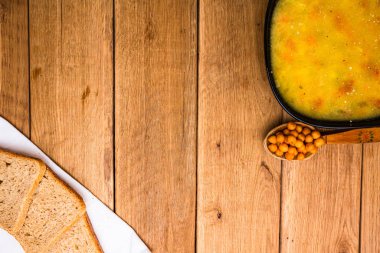 Ekşi kremalı tavuk çorbası, beyaz peçetede kepekli tost.