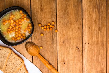 Ekşi kremalı tavuk çorbası, beyaz peçetede kepekli tost.