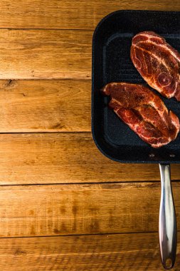 Soslu domuz pirzolası ve kızarmış sosis. 