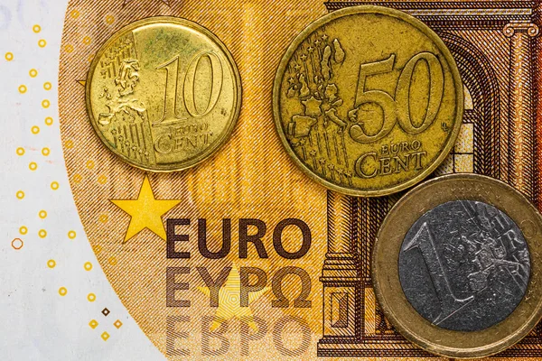 Detalle del dinero en euros sobre la mesa. Macro shot, foto de cerca de eur — Foto de Stock