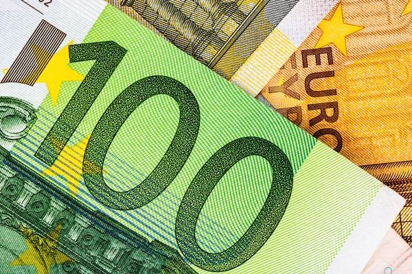 Detail peněz v eurech na stole. Makro záběr, close up fotografie eur — Stock fotografie