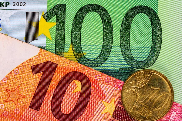 Detalhe do euro em cima da mesa. Macro shot, close up foto de eur — Fotografia de Stock