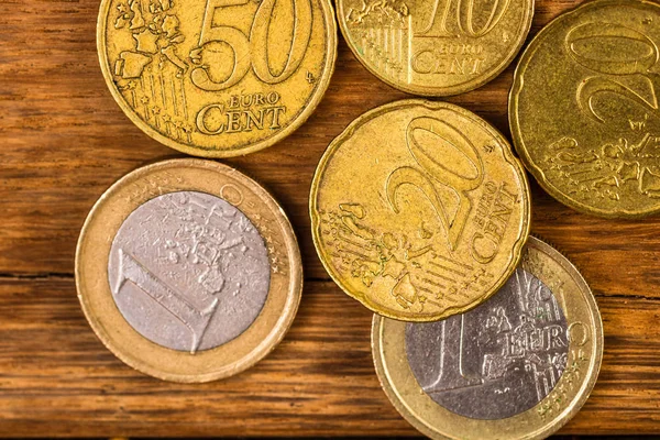 Зв'язати макродеталі монет євро, детальну фотографію кривошипника євро. — стокове фото