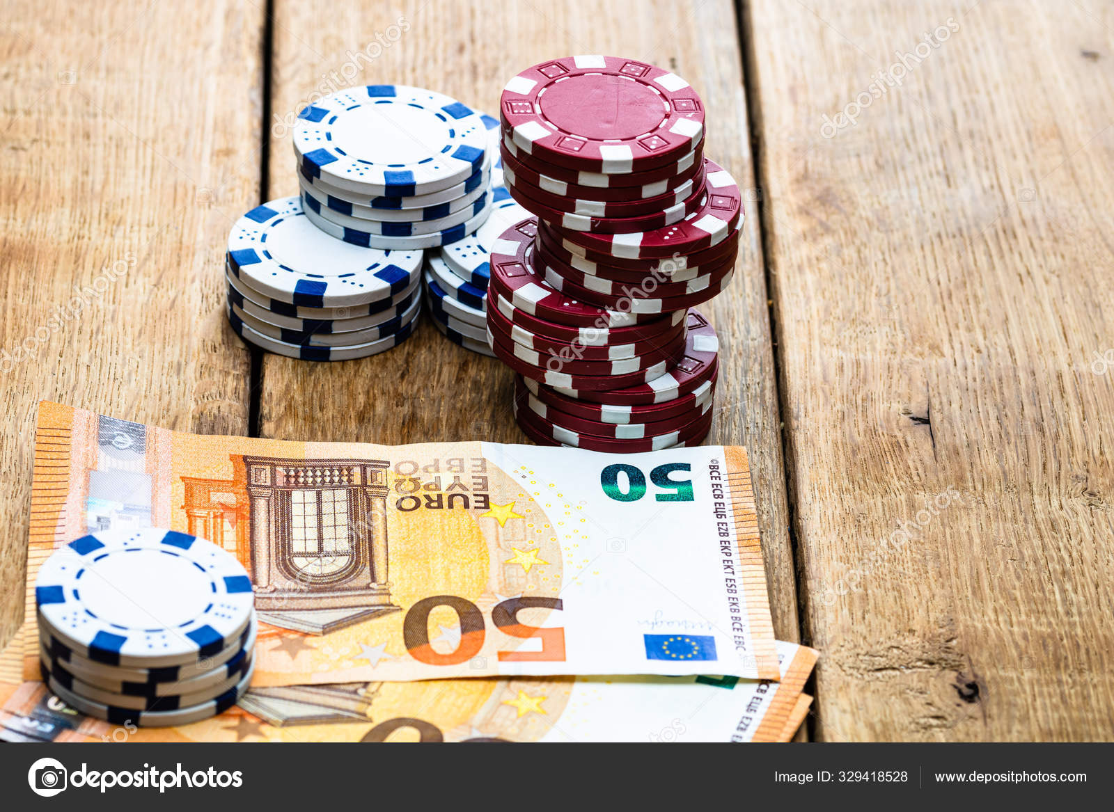 扑克赌场的筹码和钱都在附近赌场概念，风险，你——图库图片© contact@vladispas.ro #329418528