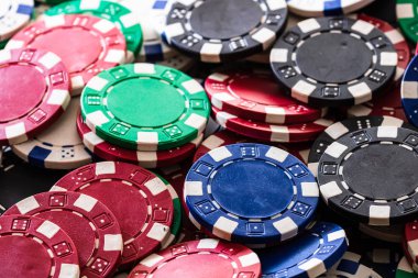 Poker fişleri arka planı kapatır. Kumarhane kavramı, risk, şans, g