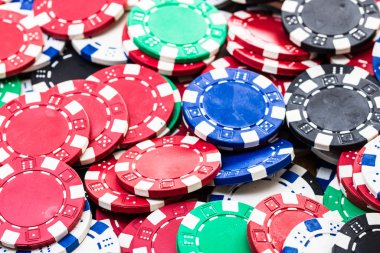 Poker fişleri arka planı kapatır. Kumarhane kavramı, risk, şans, g