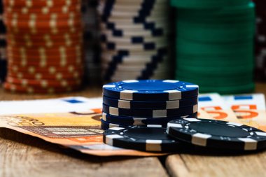 Poker fişleri ve para yakında. Kumarhane konsepti, risk, cha