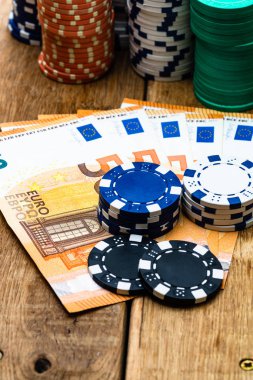 Poker fişleri ve para yakında. Kumarhane konsepti, risk, cha
