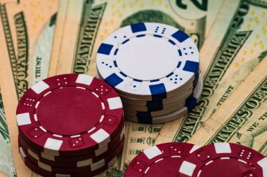Poker fişleri ve para yakında. Kumarhane konsepti, risk, cha