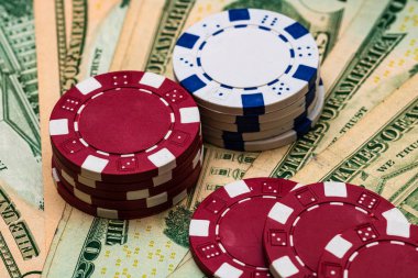 Poker fişleri ve para yakında. Kumarhane konsepti, risk, cha