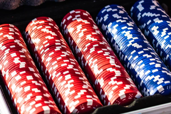 Poker fişleri arka planı kapatır. Kumarhane kavramı, risk, şans, g — Stok fotoğraf