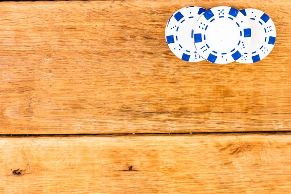 Des piles de jetons de poker sur une table en bois, des jetons de poker répartis. Casin — Photo