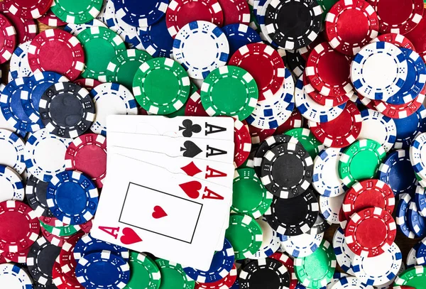 Poker fişleri ve poker kartları geçmişi. Busin için kumarhane kavramı — Stok fotoğraf