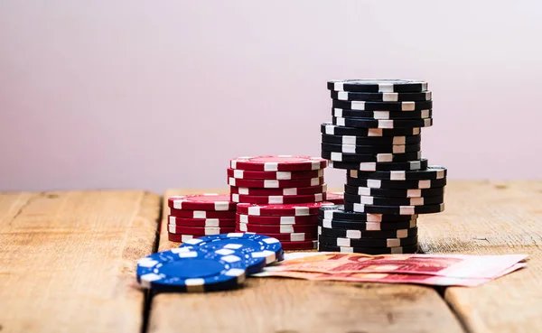 Poker casino chips e denaro da vicino. Concetto di casinò, rischio, cha — Foto Stock