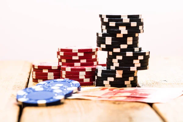 Poker kasino žetony a peníze zblízka. Kasino koncept, riziko, cha — Stock fotografie