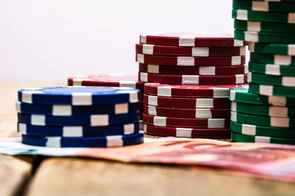 Poker casino chips e denaro da vicino. Concetto di casinò, rischio, cha — Foto Stock