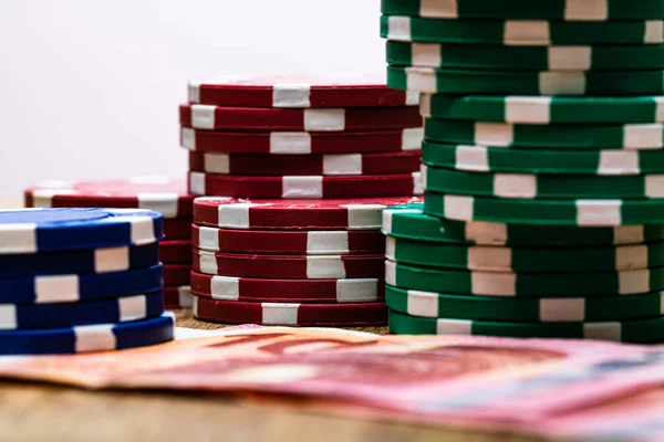 Poker casino chips e denaro da vicino. Concetto di casinò, rischio, cha — Foto Stock