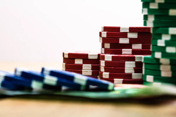 Poker casino chips y dinero de cerca. Concepto de Casino, riesgo, cha — Foto de Stock
