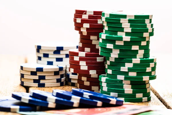 Fichas de casino de poker e dinheiro de perto. Conceito de casino, risco, cha — Fotografia de Stock