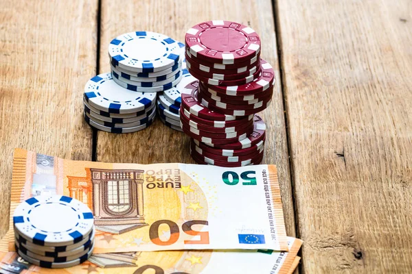 Poker casino chips y dinero de cerca. Concepto de Casino, riesgo, cha —  Fotos de Stock
