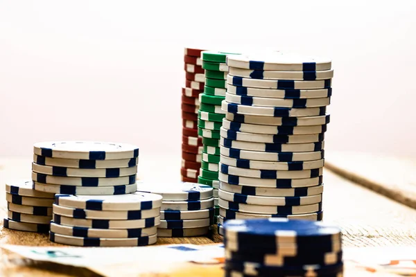 Poker casino chips e denaro da vicino. Concetto di casinò, rischio, cha — Foto Stock