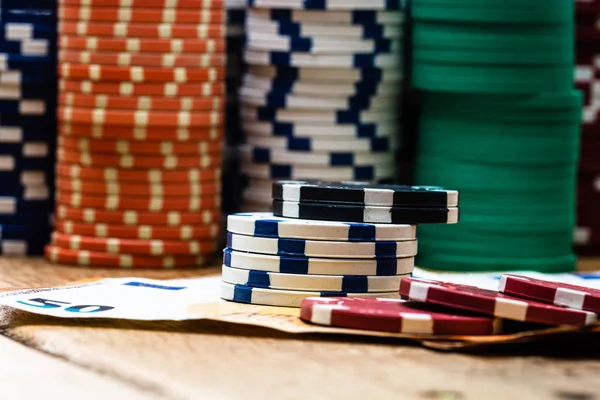 Poker fişleri ve para yakında. Kumarhane konsepti, risk, cha — Stok fotoğraf