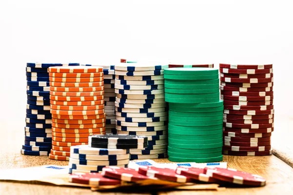 Poker fişleri ve para yakında. Kumarhane konsepti, risk, cha — Stok fotoğraf