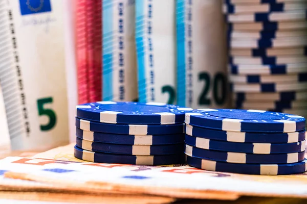 Покерні фішки і гроші крупним планом. Концепція казино, ризик, ча — стокове фото