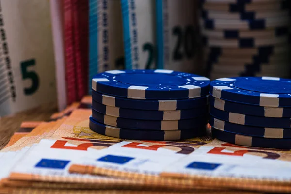 Покерные фишки и деньги крупным планом. Концепция казино, риск, ча — стоковое фото
