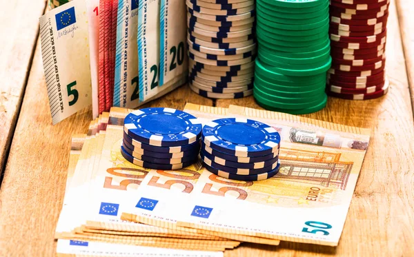 Fichas de casino de poker e dinheiro de perto. Conceito de casino, risco, cha — Fotografia de Stock