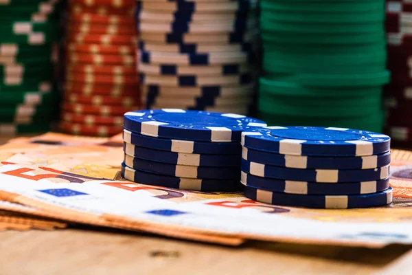 Poker casino chips y dinero de cerca. Concepto de Casino, riesgo, cha — Foto de Stock