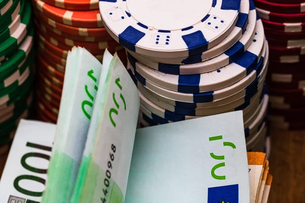 Fichas de casino de poker e dinheiro de perto. Conceito de casino, risco, cha — Fotografia de Stock