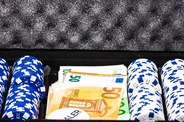 Πόκερ μάρκες καζίνο και τα χρήματα από κοντά. Καζίνο έννοια, κίνδυνος, cha — Φωτογραφία Αρχείου