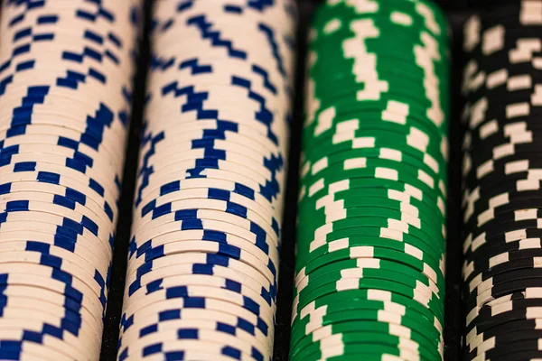 扑克片的背景非常接近。 赌场概念、风险、机会、 g — 图库照片