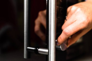 Mikrodalga fırın kullanırken kadın elinin ayrıntıları. Mutfak dolandırıcılığı