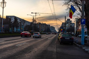 2020 Bükreş, Romanya sokaklarında gün batımında araba trafiği