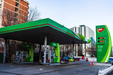 Bir Macar Moll benzin istasyonu. Mol, Orta Avrupa 'nın en büyük petrolü.