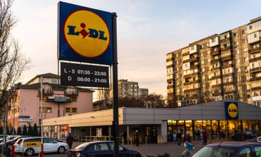 Lidl süpermarket ve logo. Lidl, dünya çapında indirimli bir Alman ürünüdür.