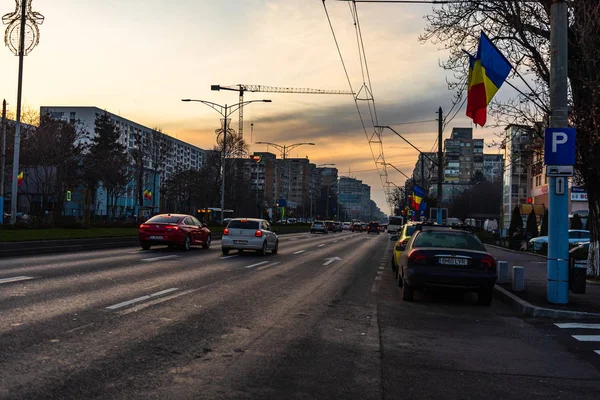 Автомобильное движение на закате на улицах Бухареста, Румыния, 2020 — стоковое фото