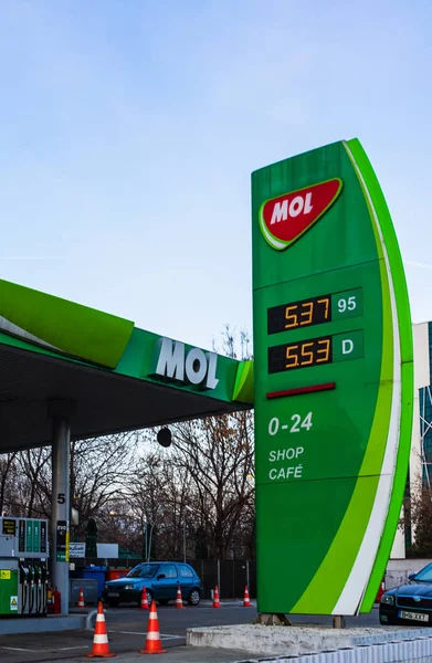 Bir Macar Moll benzin istasyonu. Mol, Orta Avrupa 'nın en büyük petrolü. — Stok fotoğraf