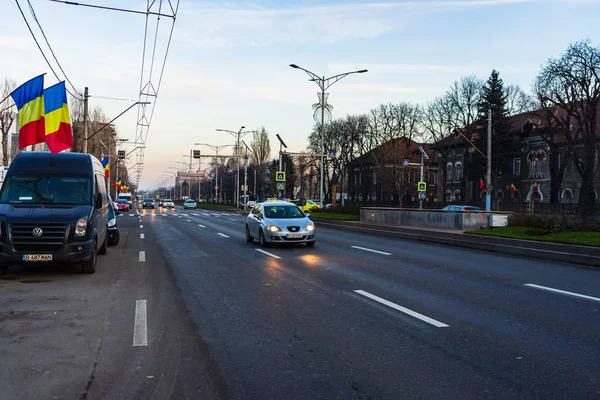 2020 Bükreş, Romanya sokaklarında gün batımında araba trafiği