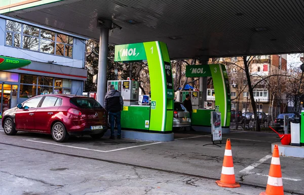 Mensen vullen hun auto tanks in Mol benzinestation in — Stockfoto