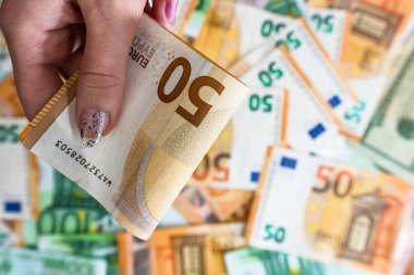 Rüşvet vermek gibi ya da banknotların arkasında izole edilmiş bahşişler gibi.