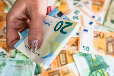 Rüşvet vermek gibi ya da banknotların arkasında izole edilmiş bahşişler gibi.