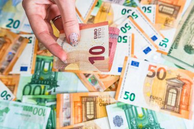 Rüşvet vermek gibi ya da banknotların arkasında izole edilmiş bahşişler gibi.