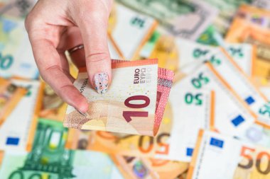Rüşvet vermek gibi ya da banknotların arkasında izole edilmiş bahşişler gibi.