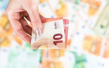 Rüşvet vermek gibi ya da banknotların arkasında izole edilmiş bahşişler gibi.