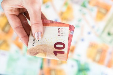 Rüşvet vermek gibi ya da banknotların arkasında izole edilmiş bahşişler gibi.